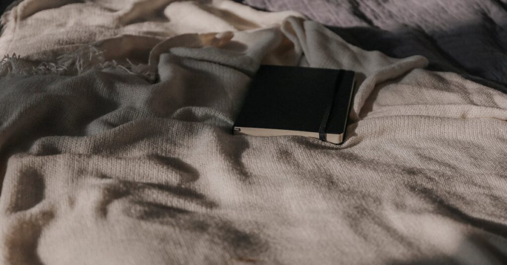 窓辺のやわらかな光の中でノートに向かう静かな時間。自分の内側の声をそっと読み解く余白を象徴する風景。