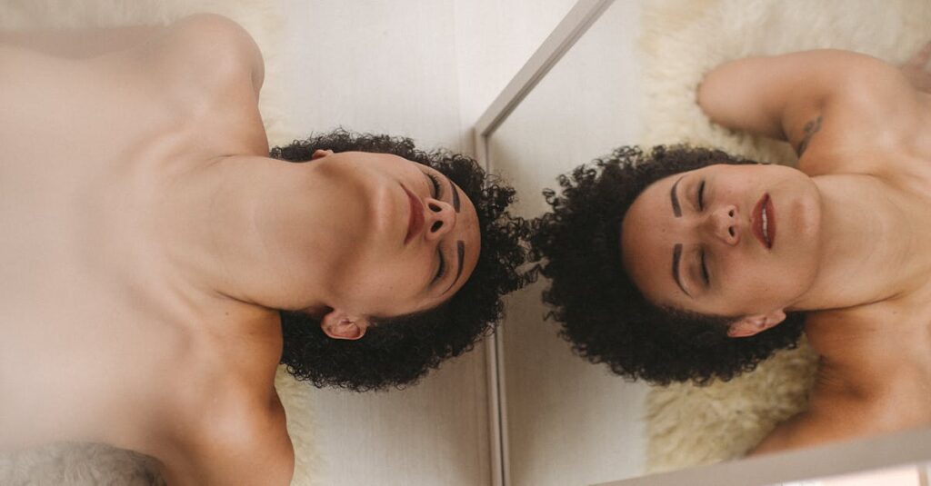 やわらかな光の中で自分を見つめるような静かな空間。行動と心の間にあるズレを象徴する風景。