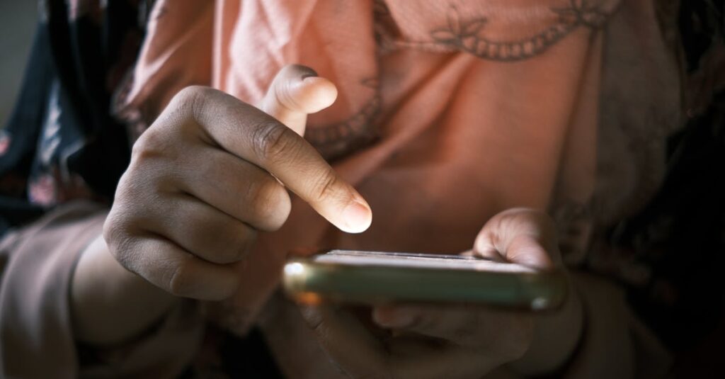 夜にスマホを見ながら他人と比べてしまう時間。静かに気持ちが沈んでいく繊細な心の動きを表す風景。