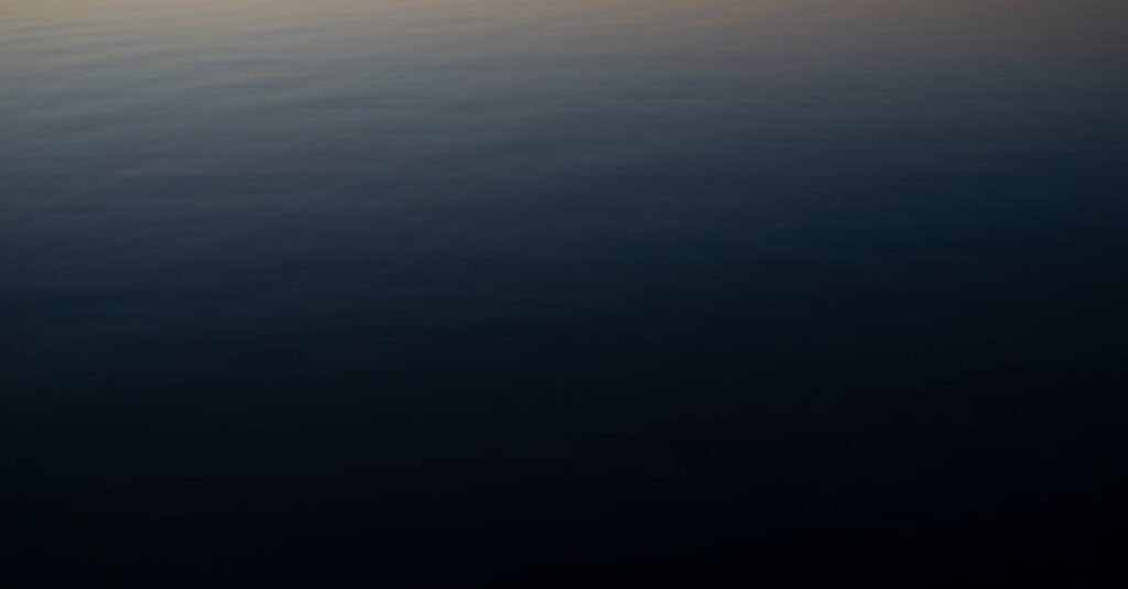 やわらかな影が重なる空間。いくつもの気持ちが重なってプレッシャーになる心の状態を象徴する風景。