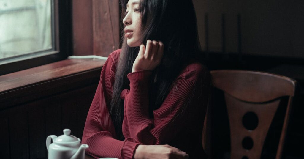 あたたかい飲み物とやわらかな窓の光。人と関わる前に、呼吸と余白を取り戻していく静かな時間を表す風景。