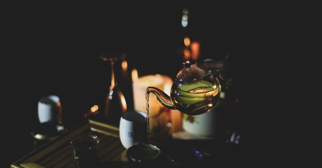 やわらかな灯りとあたたかい飲み物のある静かな情景。全部わかったふりをせず、ただそばにいるやさしさを象徴する風景。