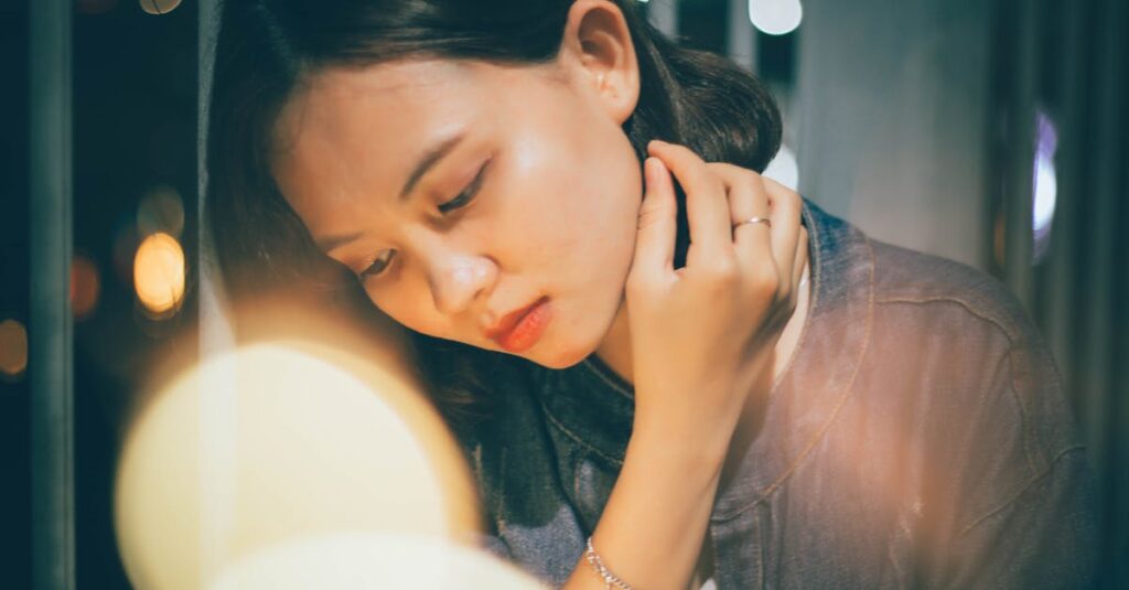 夜にひとりで静かに自分と向き合う女性。自分へのイライラと、その奥にある優しくなりたい気持ちを象徴する風景。