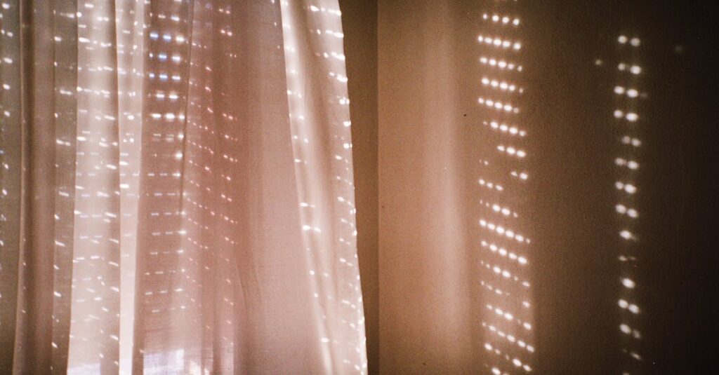 窓から入るやわらかな光と静かな空気。強い励ましではなく、少し待つやさしさを表す穏やかな風景。