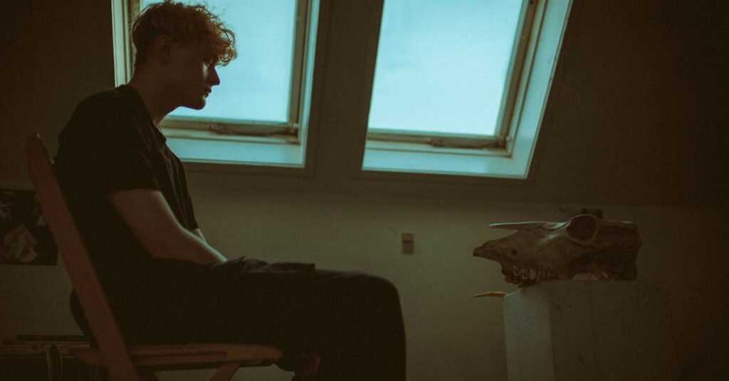 やわらかな光の中でひとり静かにいる空間。自分へのイライラと向き合い、少しずつほどけていく時間を象徴する風景。