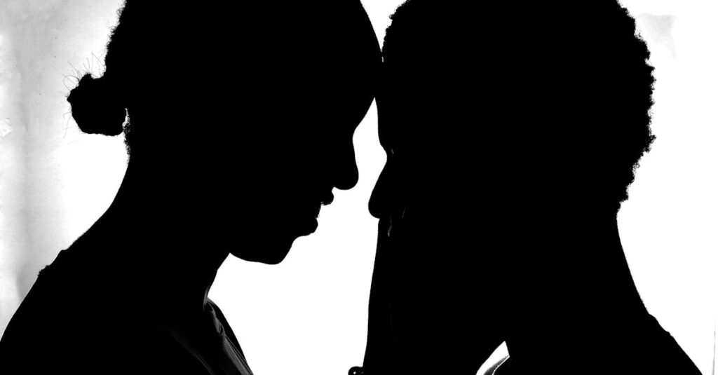 少し距離を感じるふたつの存在。わかってほしい気持ちと傷つきたくない気持ちが重なる繊細な関係性を表す風景。