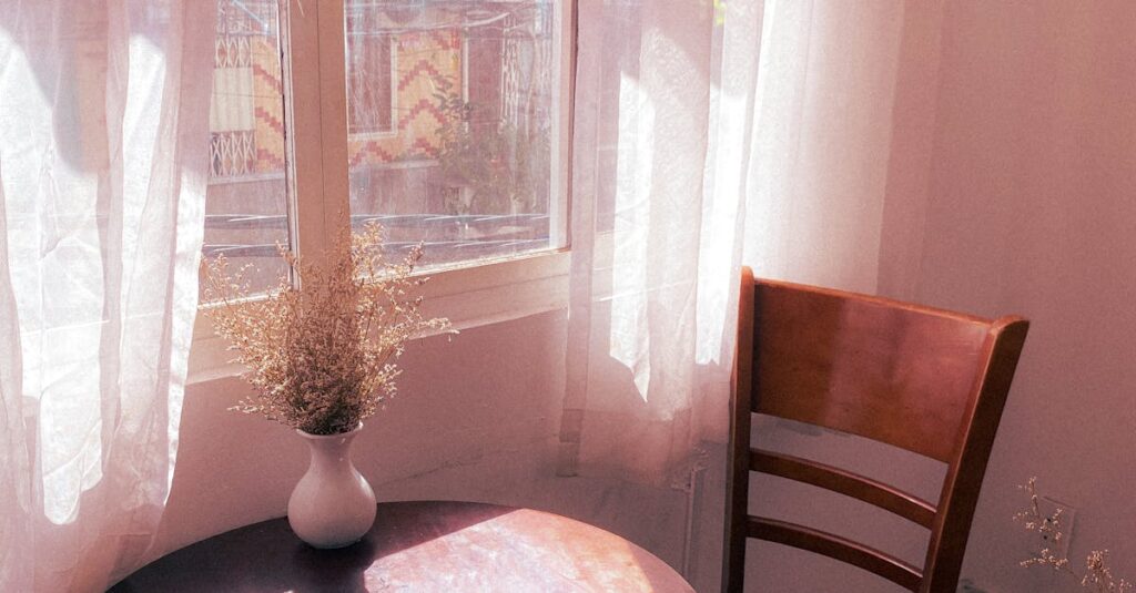 カーテン越しに差し込む朝の光が床に模様を作る静かな部屋。ふわり鑑定書の世界観を象徴する風景。