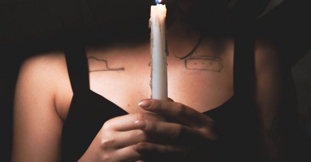 大切なものをそっと持つようなやさしい手のイメージ。言葉にできない本音の繊細さを象徴する風景。