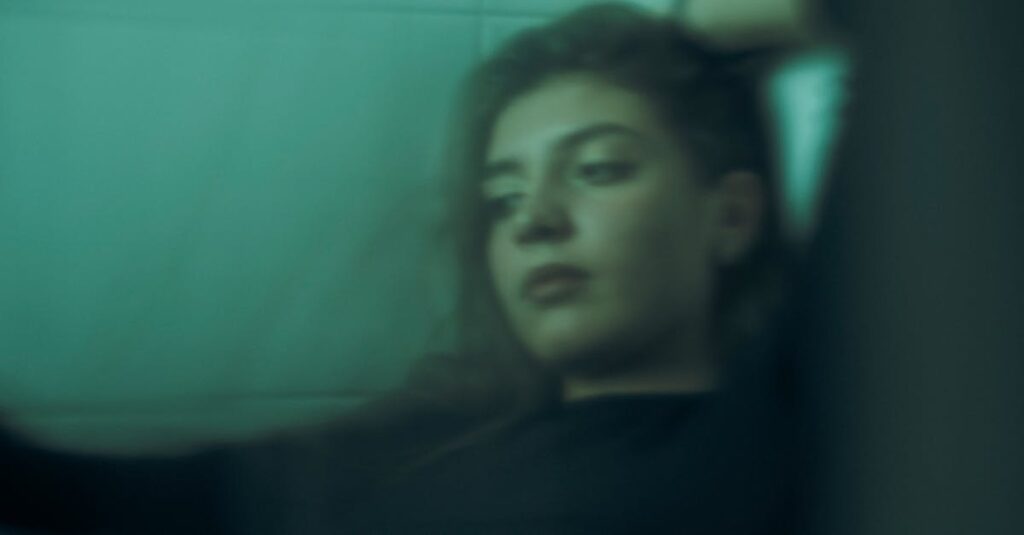 やわらかな光の中で自分の内側を見つめるような静かな空間。寂しさの奥にある感情を象徴する風景。