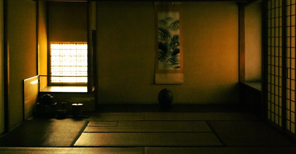 静かな部屋に差し込むやわらかな光。何も予定がない日の落ち着かなさと、少しの不安を感じる空気を象徴する風景。