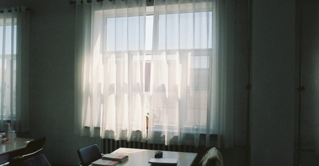 やわらかな光の中にある静かで余白のある机。何かを手放すことで生まれる、軽さと空間を象徴する風景。