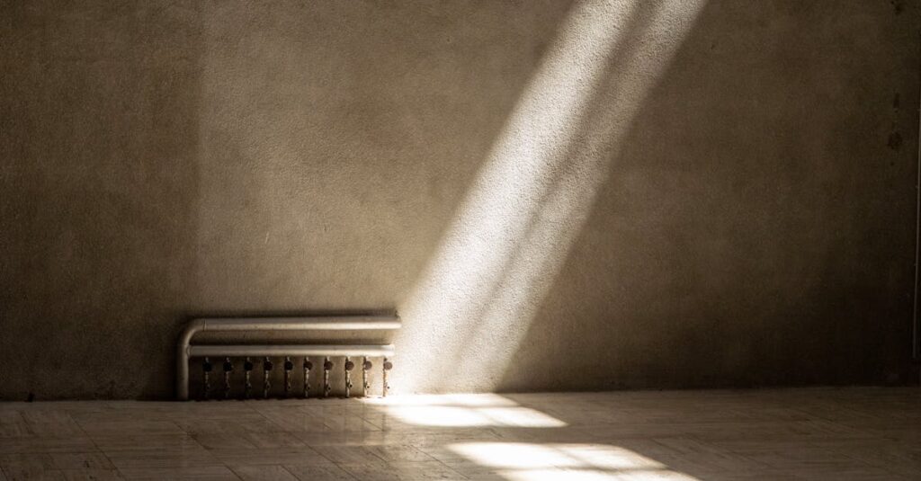 やわらかな光の中に広がる静かな余白。答えを急がずに自分の内側と向き合う時間を象徴する風景。