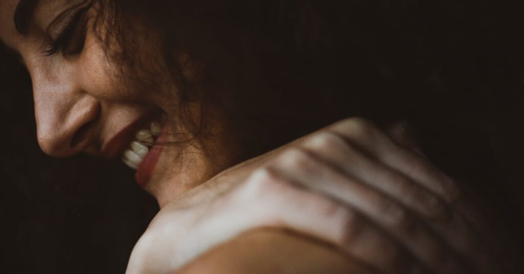 やわらかな光に包まれた静かな空間。安心のあとに見えてきた寂しさを、そのまま受け取る穏やかな時間を象徴する風景。