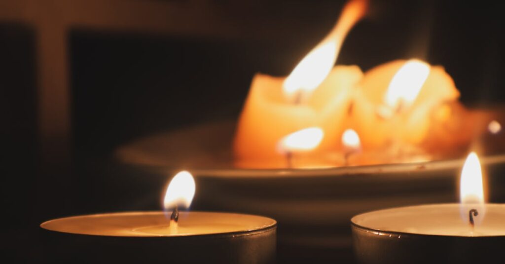 やわらかな光の中で静かに揺れる振り子。問いを投げると返ってくる、その応答の感覚を象徴する風景。