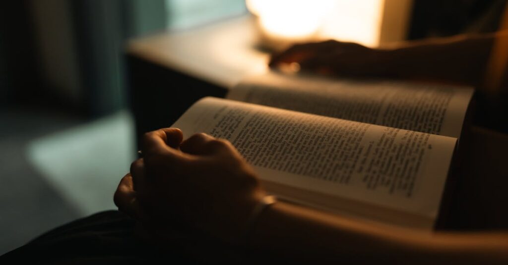 やわらかな灯りとノートがある静かな夜の机。ひとりで整う時間が、人にやさしく関わるための土台になることを象徴する風景。