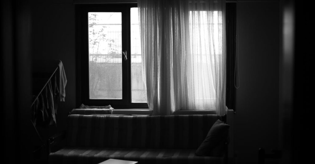 やわらかな夕方の光が差し込む静かな部屋。安心のあとにふと見えてくる寂しさを象徴する穏やかな風景。