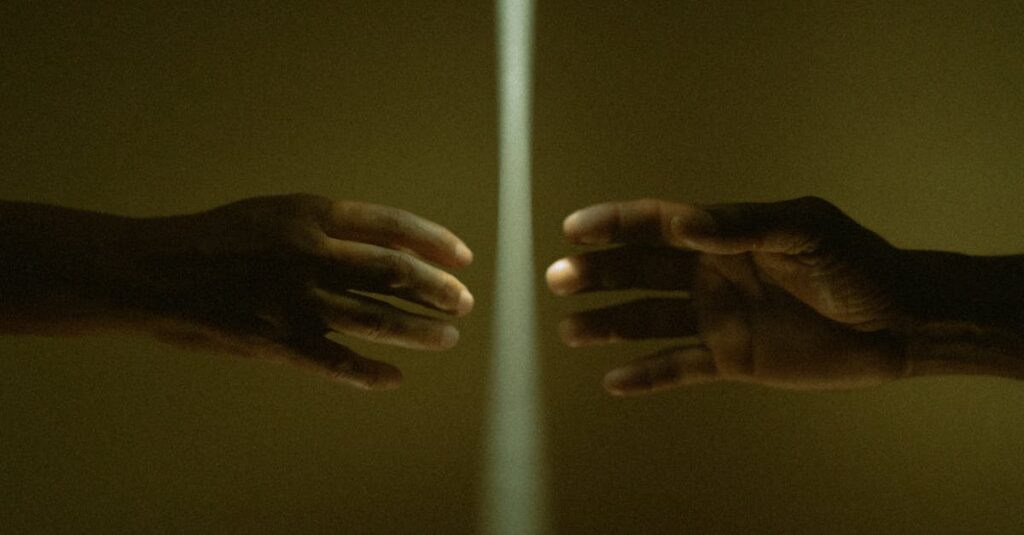 少し距離を保って灯るふたつの光。ひとりとつながりのバランスを象徴するやわらかな風景。