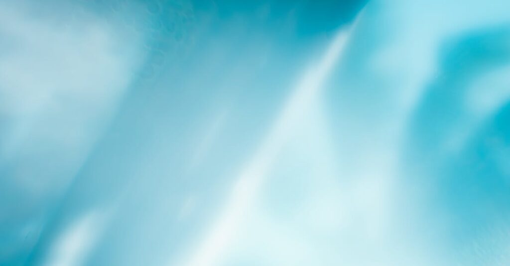 やわらかな光の中で静かに返ってくるものを受け取る風景。問いと応答の流れを象徴する穏やかな情景。