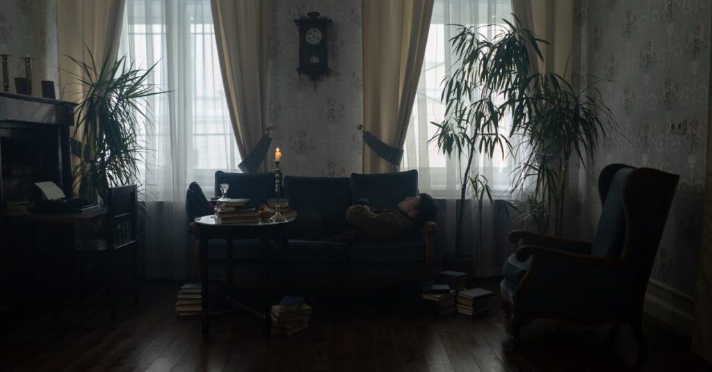 やわらかな夕方の光が差し込む静かな部屋。何かで埋めても残る寂しさを象徴する穏やかな風景。