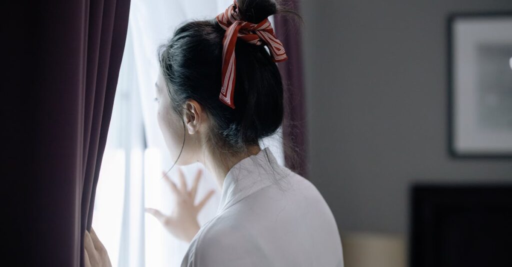 やわらかな光が入る窓辺と少し開いたカーテン。張っていた心がゆるみ、奥の気持ちが見えてくる感覚を表す風景。