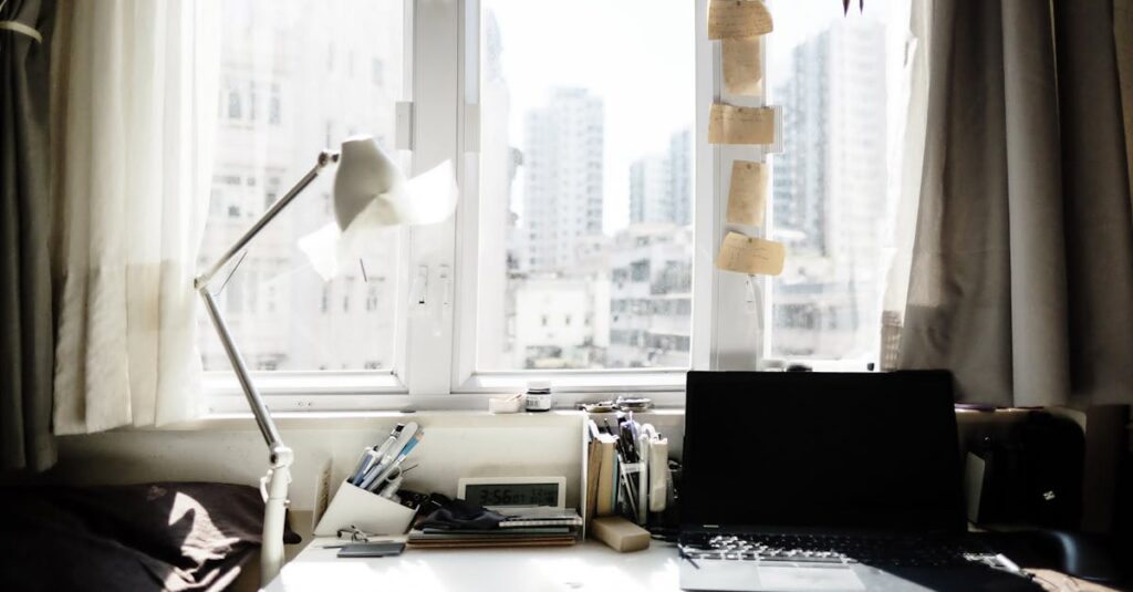 窓辺のやわらかな光と静かなノート。寂しさを埋めるだけでなく、その奥にある本音を見つめる時間を表す風景。