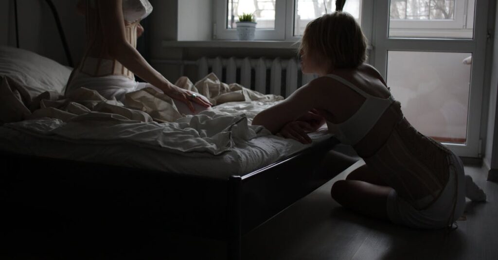 やわらかな光の中で静かに向き合うふたり。ひとりでは見えないものを一緒に整理していく時間を象徴する風景。