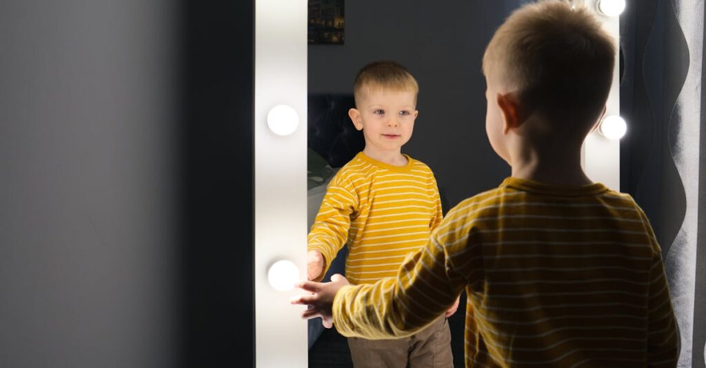 静かな空間で自分を見つめるようなやわらかな光。比べたあとに自分を責めない気づきを象徴する風景。