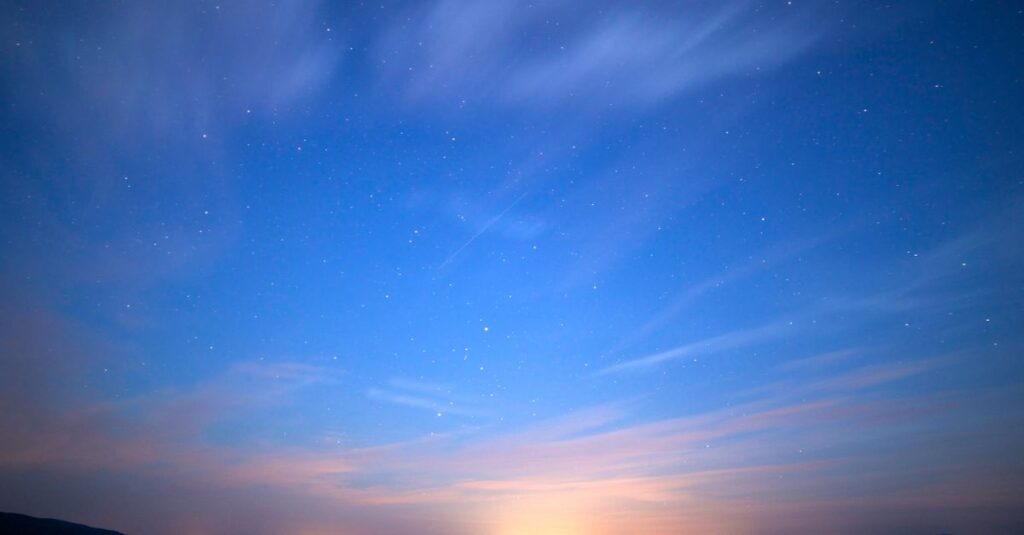 やわらかな光の中に宿る星。人の内側に星があることを象徴する、静かで深い宇宙のイメージ。