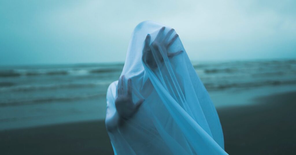 やわらかな光の中で静かに微笑む人。表面のやさしさの奥に押し込められた感情を象徴する風景。