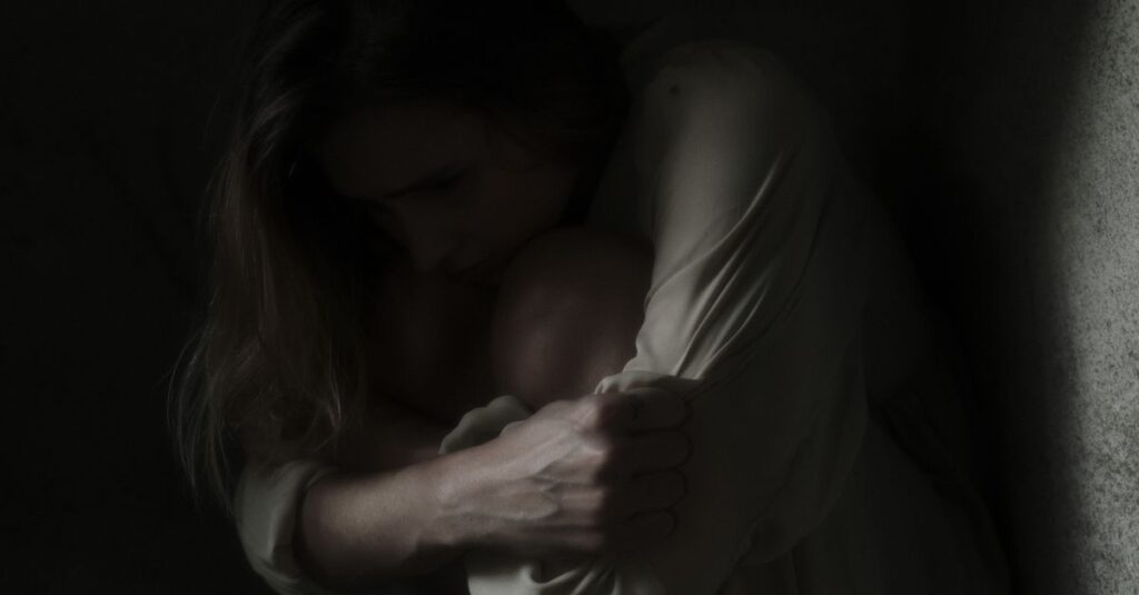 やわらかな光の中で静かに沈んでいく怒り。嫌いと言えない奥に溜まっていく感情を象徴する風景。