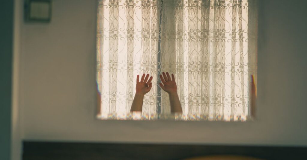 やわらかな光の中で静かに現実を映す鏡。そのままでいいという言葉の半分の真実を象徴する風景。