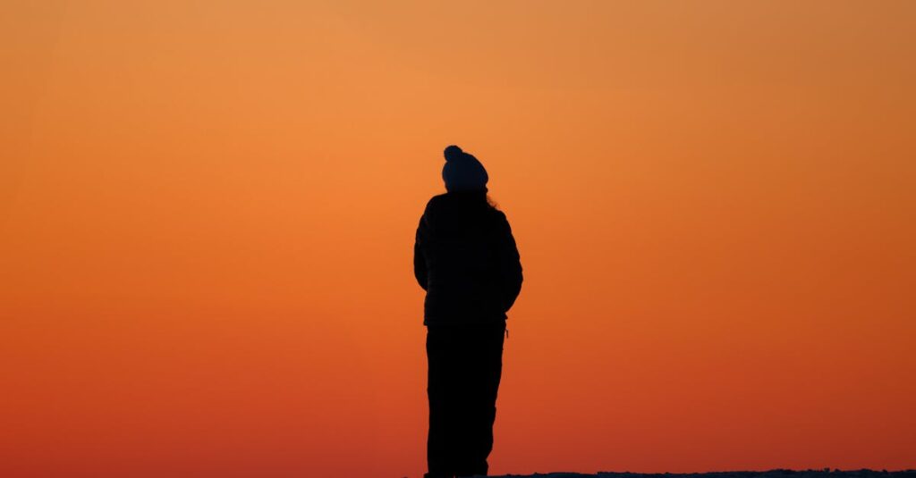 やわらかな光の中でひとり静かに立つ人。一人でも立てる強さが、健全な愛の土台になることを象徴する風景。