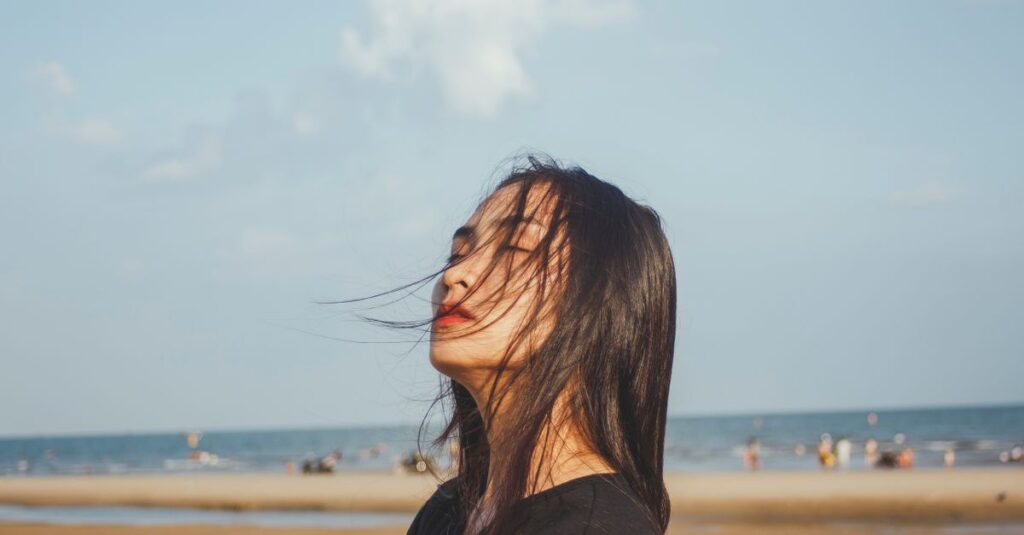 やわらかな光の中で他人のために動き続ける人。自分を後回しにし続けた結果を象徴する風景。