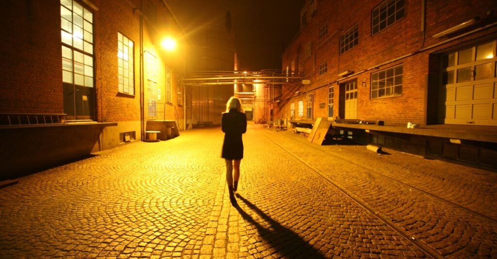やわらかな光の中でひとり静かに立つ人。一人でも立てる強さが、健全な愛の土台になることを象徴する風景。