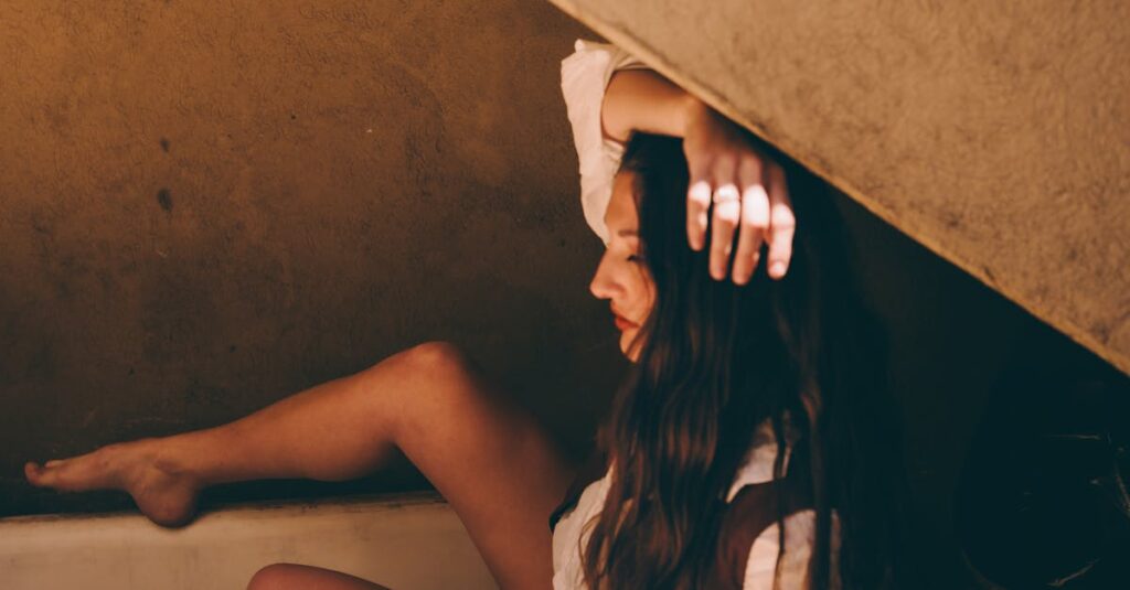 やわらかな光の中で静かに剥がれていく層。その奥から本音が姿を現す瞬間を象徴する風景。