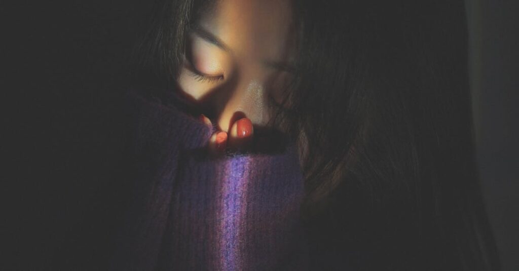 やわらかな光の中で微笑みながら疲れている人。優しさの奥に押し込められた怒りと本音を象徴する風景。