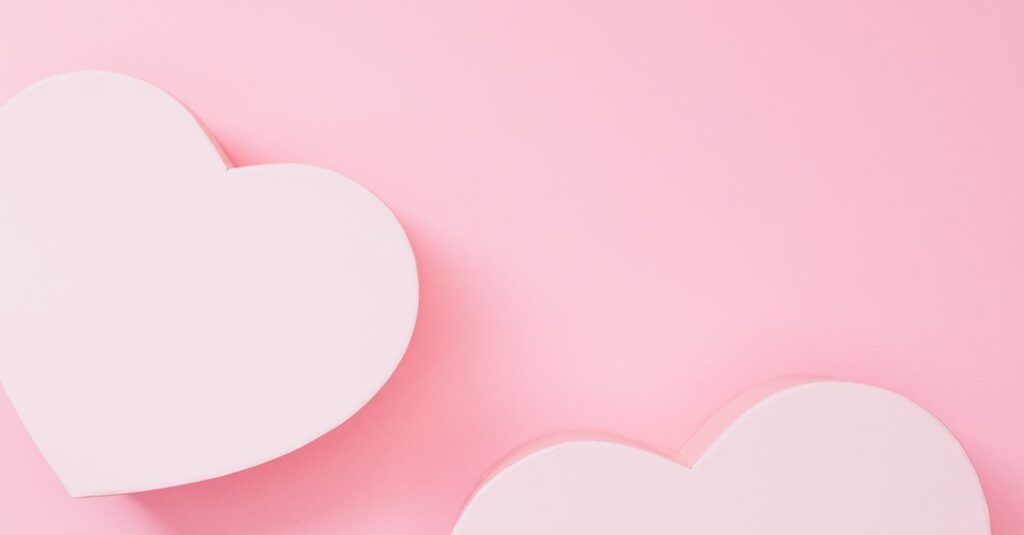 やわらかな光の中で静かに閉じた心。過去の傷が深く繋がることへの恐れを作り出す様子を象徴する風景。