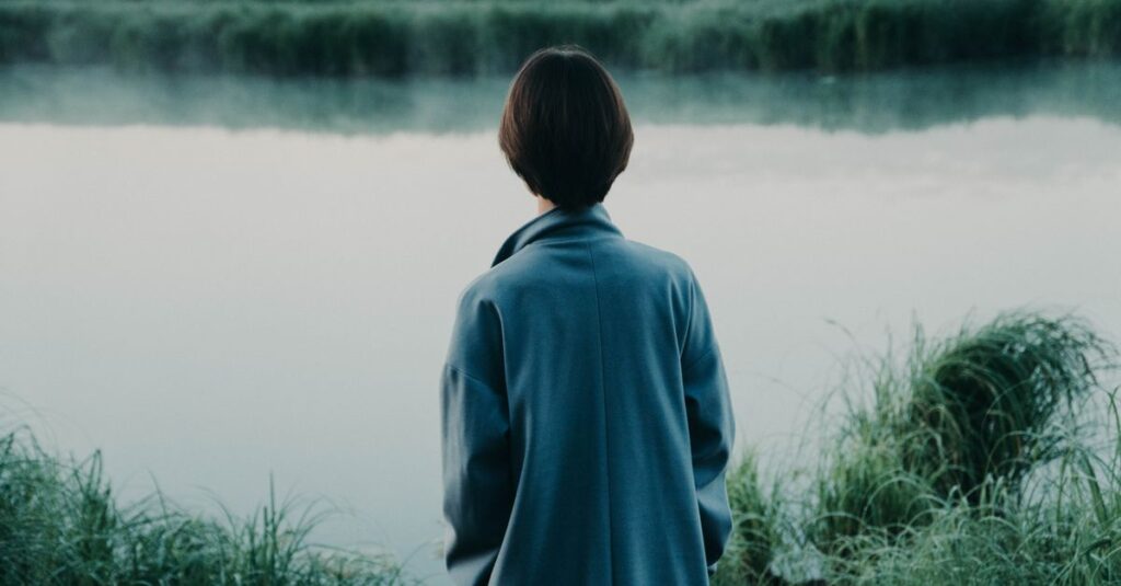 やわらかな光の中で静かに消えていく人。ずっと我慢してきた人が突然壊れる瞬間を象徴する風景。