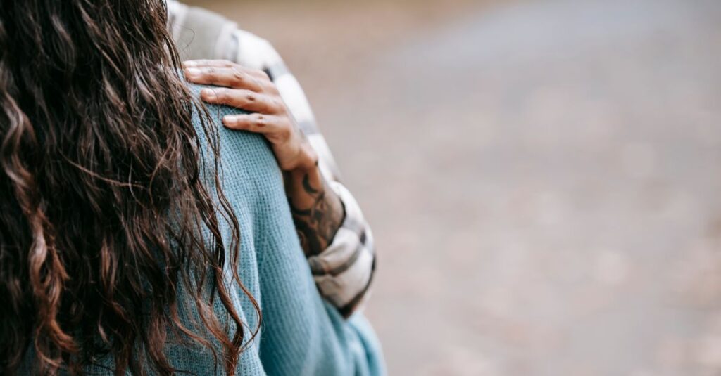 やわらかな光の中でしがみつく手。捨てられる恐怖が関係を壊していく様子を象徴する風景。