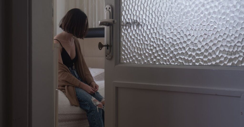 やわらかな光の中で静かに閉じられた扉。決断できなかった瞬間と、後から気づく本音を象徴する風景。