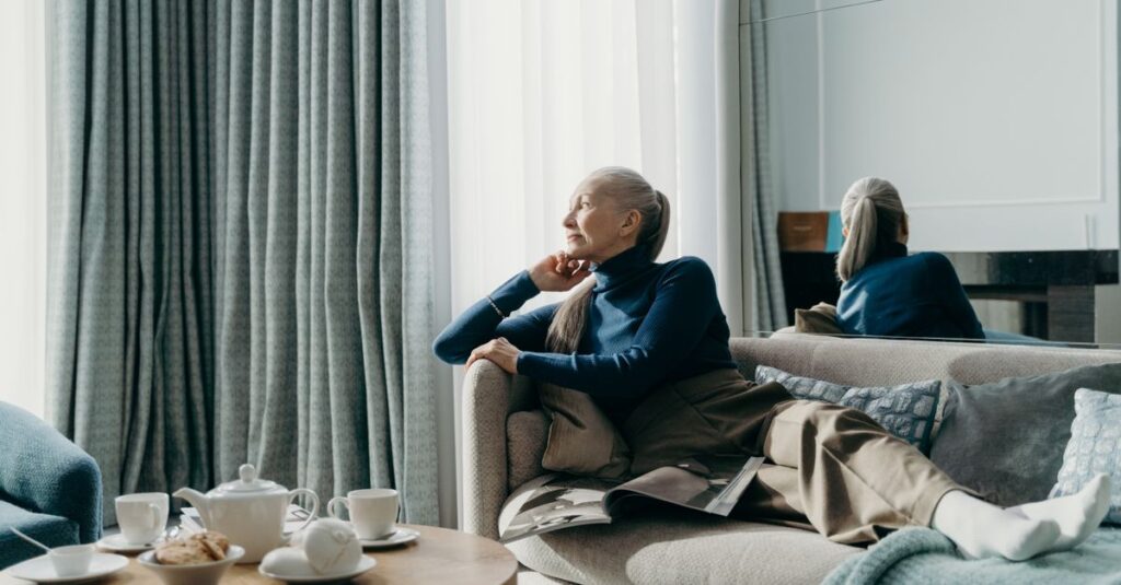 やわらかな光の中で年齢を重ねながら輝いている人。若作りではなく本物の若々しさを象徴する風景。