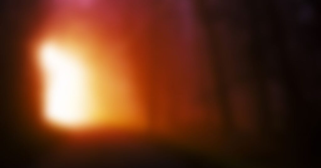 やわらかな光の中で静かに解放される力。リリスが魔力に変わる瞬間を象徴する風景。