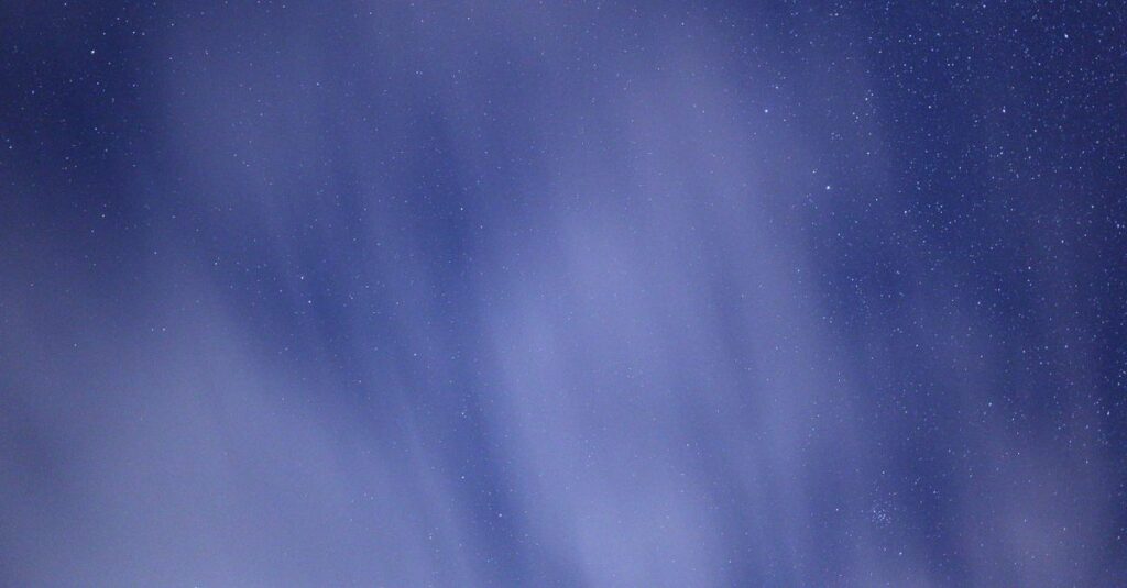 やわらかな星空の下で静かに問いを置く瞬間。星問という名前の意味を象徴する風景。