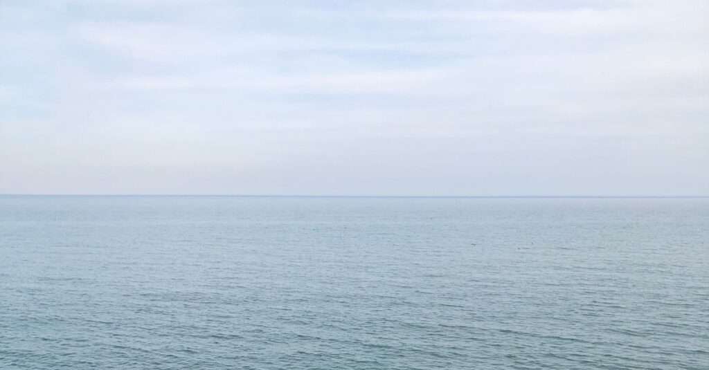やわらかな光の中に広がる大きな海。本当の器の大きさとは何かを象徴する風景。