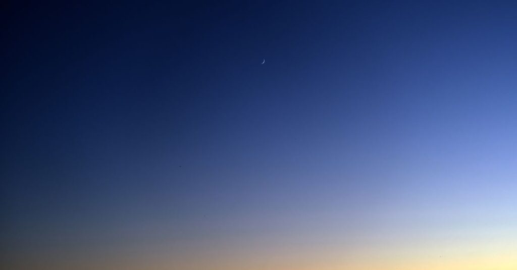 やわらかな光の中で宇宙規模に広がるエネルギー。射手座の月が持つ広大さを象徴する風景。