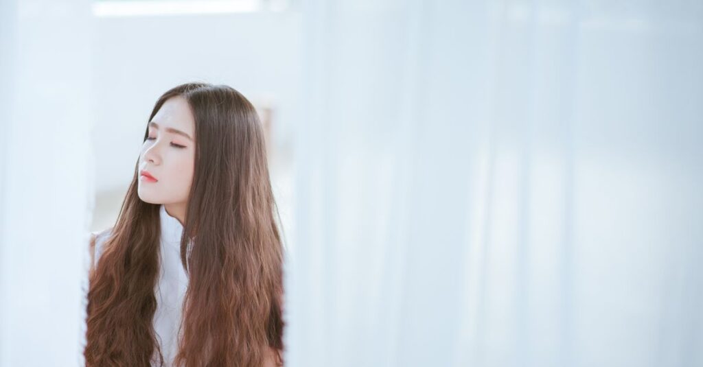 やわらかな光の中で静かに自分を許す瞬間。星を知ることで自己責任から解放される様子を象徴する風景。