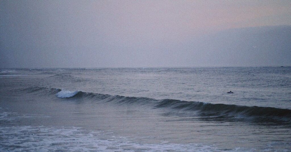 夜明けの海にやわらかな光が差す景色