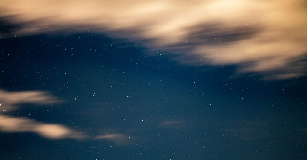 やわらかな星空の下で静かに問いを置く瞬間。星問という名前の意味を象徴する風景。