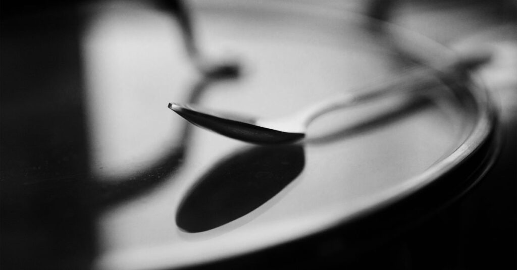 やわらかな光の中で冷静に観察する存在。同調圧力に屈しない知性を象徴する風景。