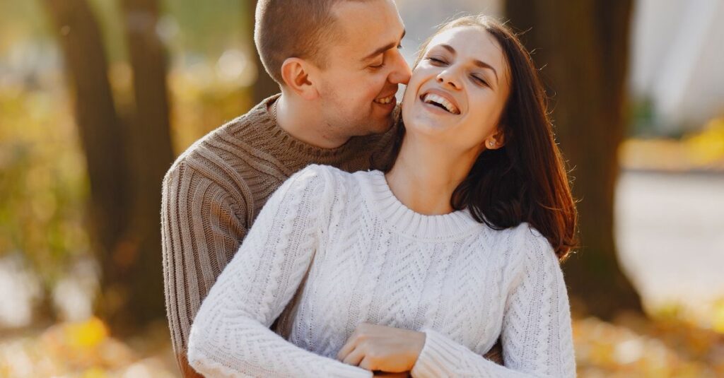 長い時間を経て穏やかに笑う夫婦